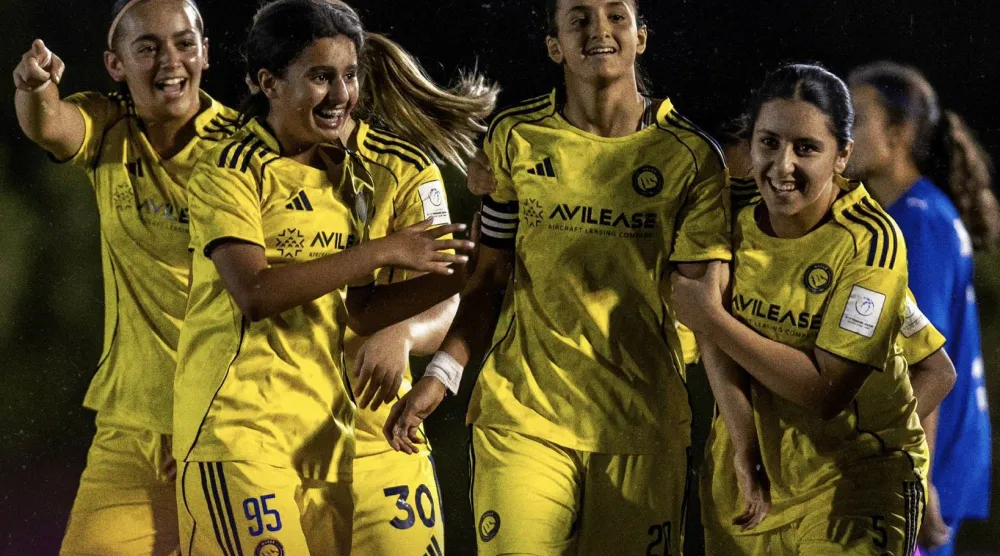 لاعبات النصر يحتفلن بأحد أهدافهن أمام الهلال (الشرق الأوسط)