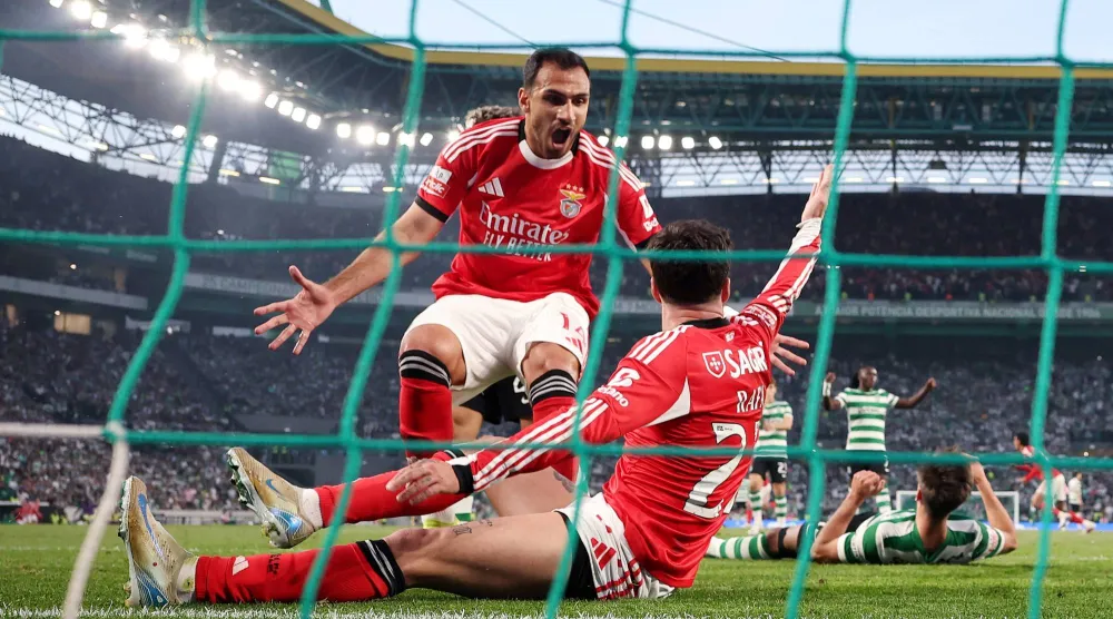 لاعب بنفيكا رافا سيلفا يحتفل بتسجيل الهدف الثاني لفريقه (رويترز)