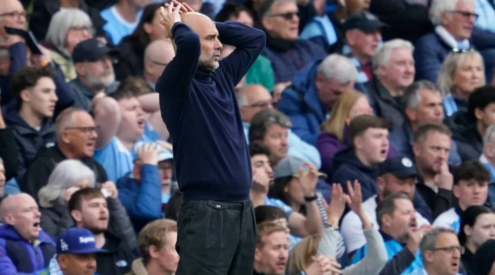 مدرب مانشستر سيتي بيب غوارديولا يوجّه تعليماته ويُظهر تفاعله على خط التماس خلال مواجهة فريقه أمام آرسنال (أ.ب)