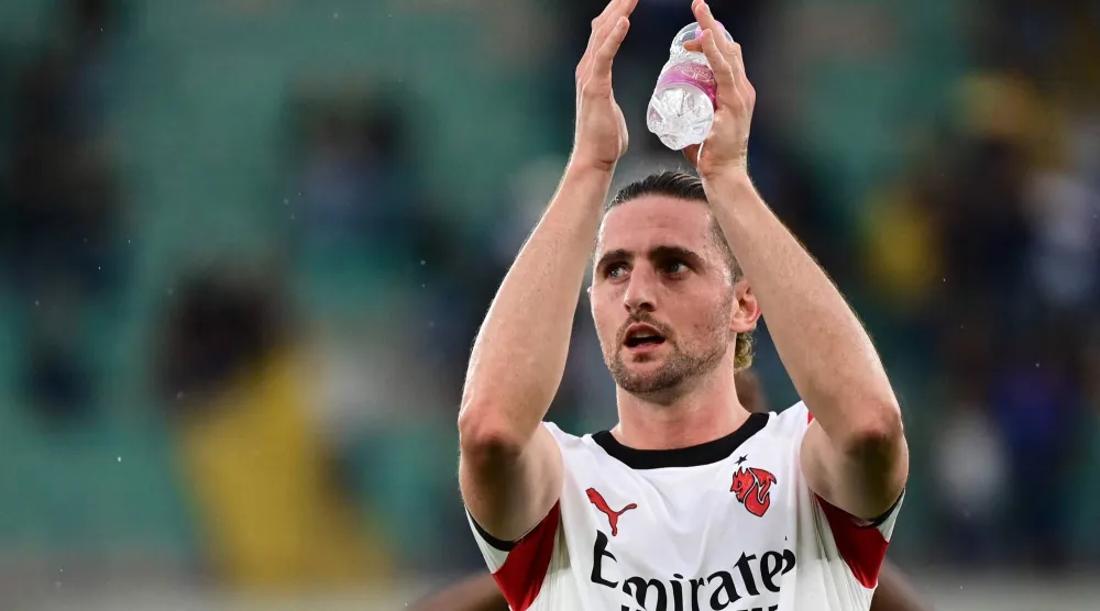 أدريان رابيو لاعب إيه سي ميلان يحيّي الجماهير عقب نهاية مواجهة فريقه أمام هيلاس فيرونا (أ.ف.ب)