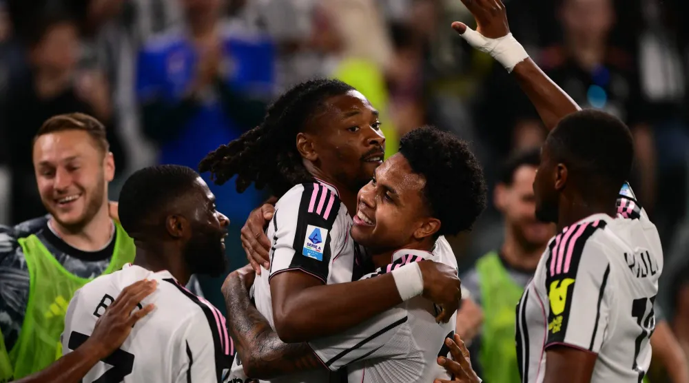 لاعب يوفنتوس كيفرين تورام يحتفل بتسجيل الهدف الثاني لفريقه إلى جانب زميله ويستون ماكيني (أ.ف.ب)