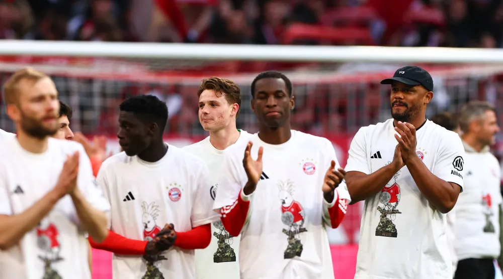 مدرب بايرن ميونخ فينسنت كومباني يحتفل بالتتويج بلقب الدوري الألماني  (إ.ب.أ)