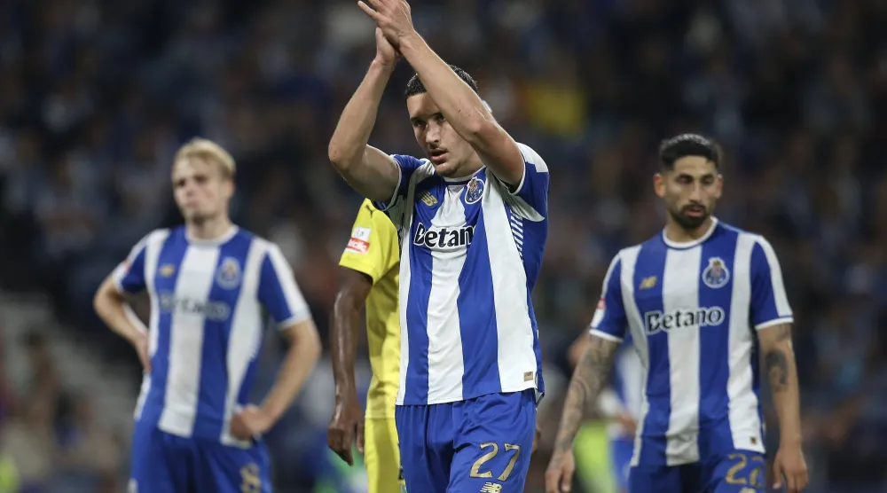 لاعب بورتو دينيز غول يحتفل عقب نهاية مواجهة فريقه أمام تونديلا (إ.ب.أ)