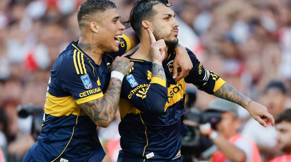 يحتفل لياندرو باريديس لاعب بوكا جونيورز، بتسجيله هدفًا  أمام ريفر بليت (إ.ب.أ)