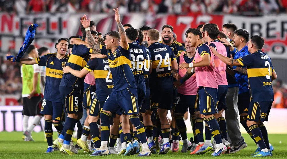 لاعبو بوكا يحتفلون بعد نهاية المباراة (رويترز)