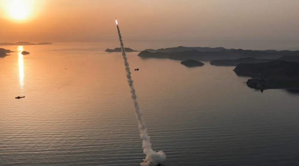 جانب من عملية اختبار صاروخ باليستي مطور في موقع غير محدد في كوريا الشمالية (رويترز)