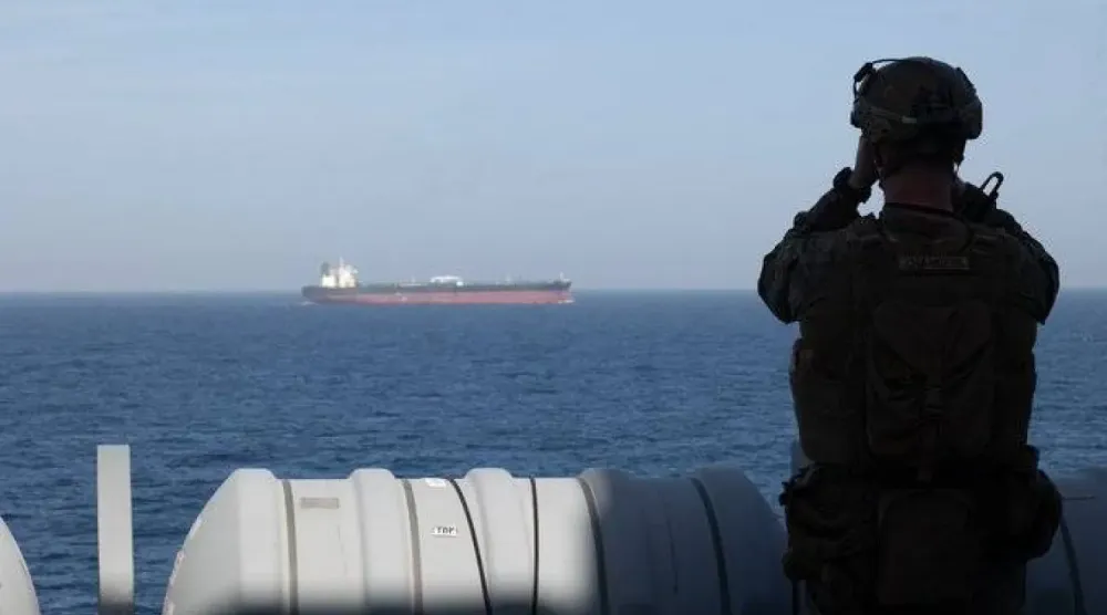 İran limanları açıklarında uygulanan deniz ablukası sırasında deniz trafiğini izleyen ABD Deniz Piyadeleri'nden bir asker (CENTCOM)