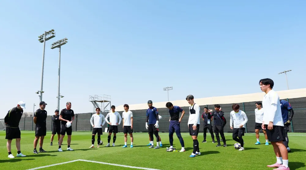 لاعبو فيسل كوبي الياباني خلال تدريباتهم الأخيرة في جدة (موقع النادي)
