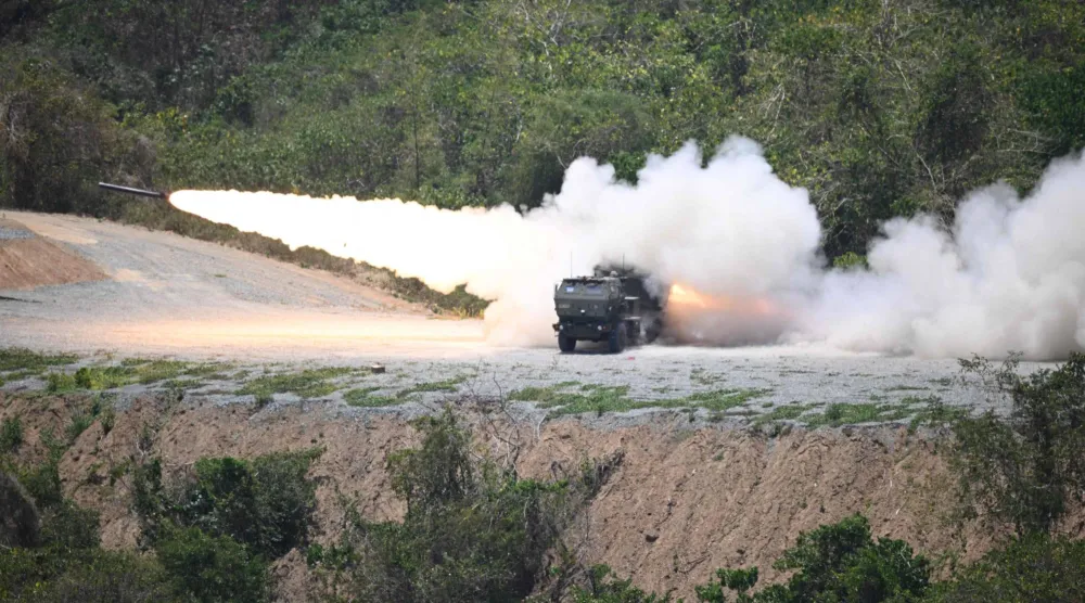 نظام صواريخ «هيمارس» تابع للجيش الأميركي يطلق النار خلال تمرين بالذخيرة الحية ضمن منارات بين الجيشين الأميركي والفلبيني (ا.ف.ب)