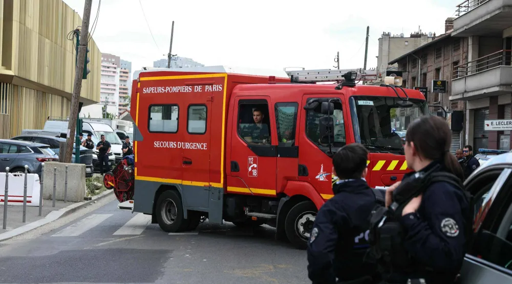 عناصر الشرطة ورجال إطفاء في موقع العثور على قنبلة تعود إلى الحرب العالمية الثانية في ضاحية كولومب شمال غرب باريس (ا.ف.ب)