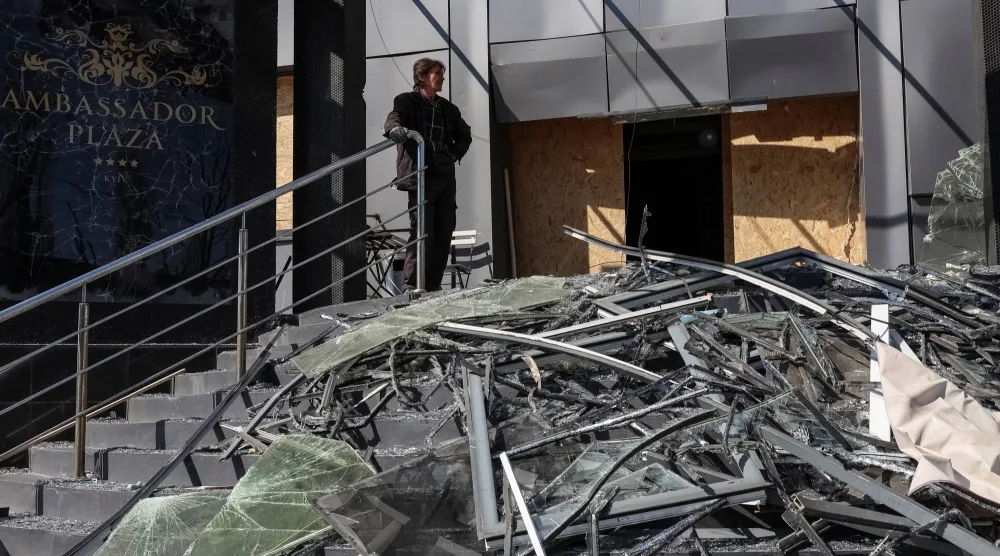 جانب من الدمار جرَّاء غارة روسية على كييف (رويترز)