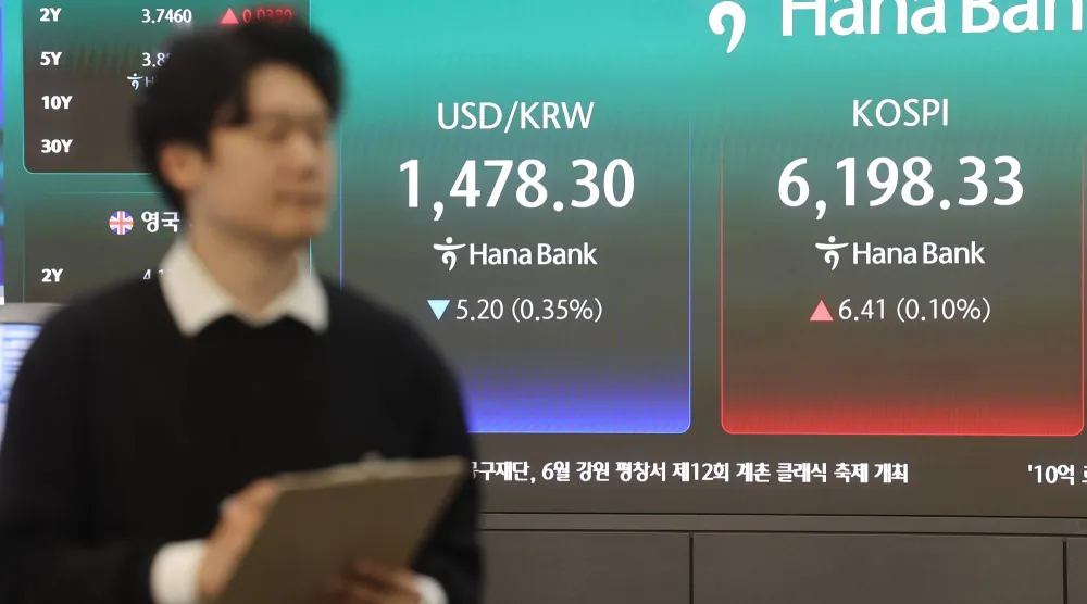 شاشة بيانات مالية تظهر مؤشر «كوسبي» قد بلغ أعلى مستوى له خلال اليوم (إ.ب.أ)