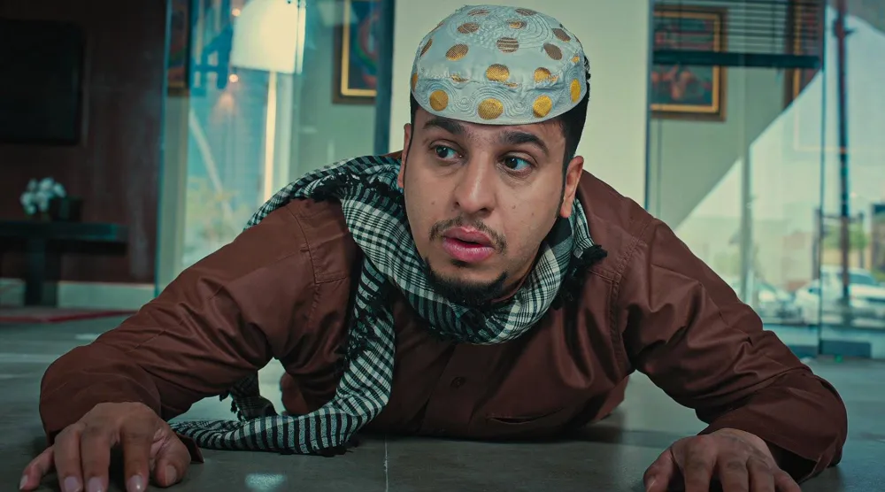 فيصل العيسى البطل الرئيسي للفيلم في دور «عامر» في مشهد من الجزء الثاني (نتفليكس)