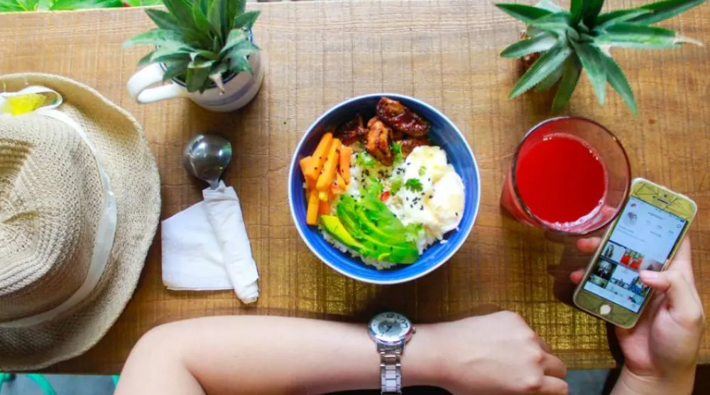 تُظهر الأبحاث أن الصيام قد يدعم طول العمر من خلال تحفيز التحول الأيضي (بكسلز)