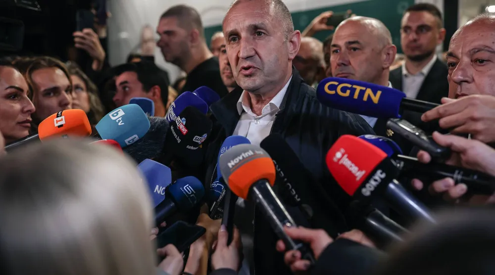 رومين راديف زعيم ائتلاف «بلغاريا التقدمية» يتحدث لوسائل الإعلام عقب ظهور نتائج استطلاعات الرأي الأولية بعد الانتخابات البرلمانية في صوفيا (إ.ب.أ)