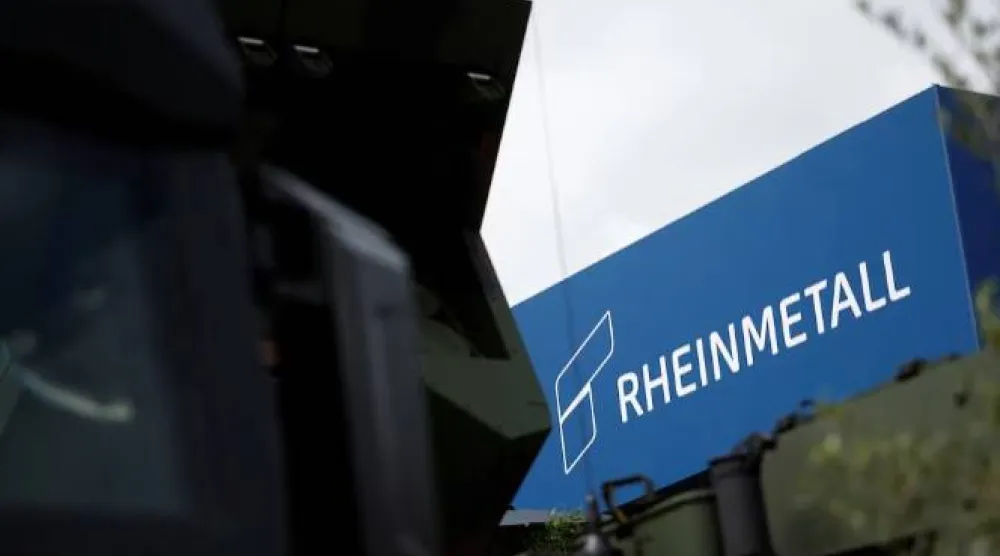 يظهر شعار شركة «راينميتال» خلال معرض «يوروساتوري» الدولي للدفاع والأمن البري والجوي في فيلبينت بفرنسا (رويترز)