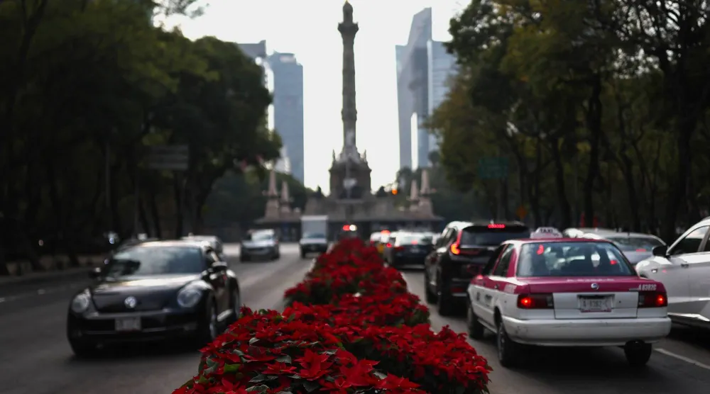 أحد الشوارع الرئيسية بوسط العاصمة المكسيكية مكسيكو سيتي (رويترز)