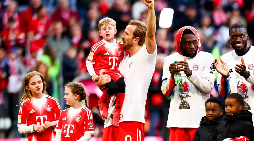 احتفل نجوم بايرن ميونيخ بلقبهم الخامس والثلاثين (إ.ب.أ)