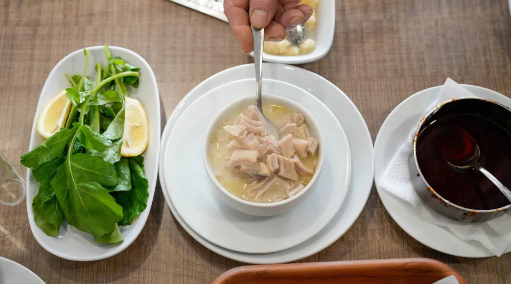 تناول الطعام في وقت مبكر من اليوم يتماشى بشكل أفضل مع الإيقاعات البيولوجية (أ.ب)