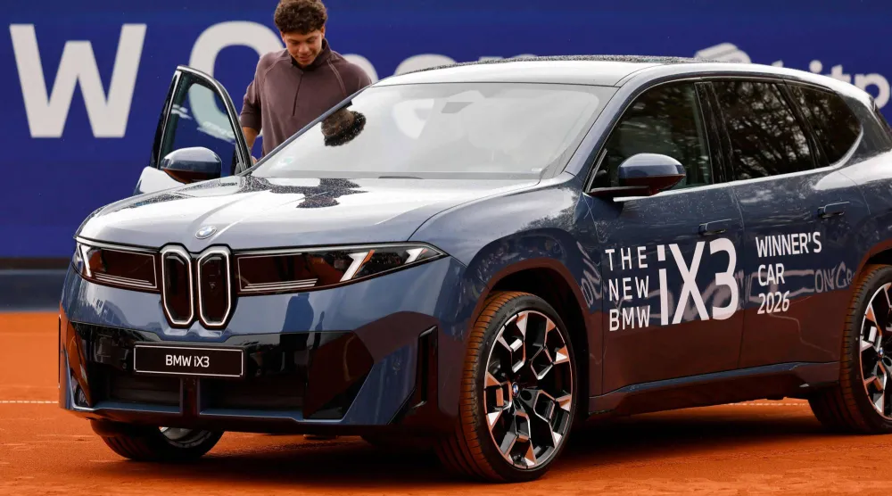 بن شيلتون يغادر بطولة التنس بسيارة «بي إم دبليو» (أ.ف.ب)