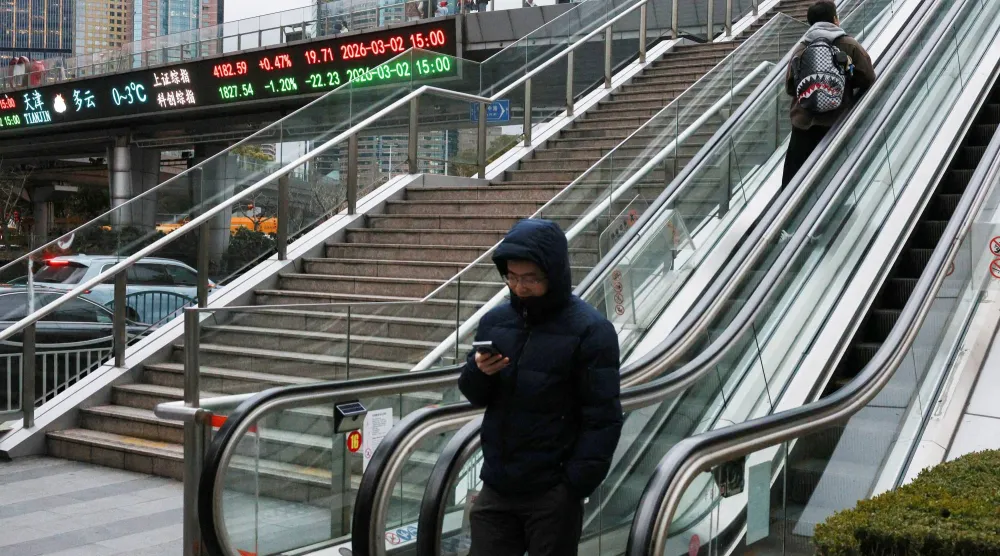 شاشة على جسر بمدينة شنغهاي الصينية تعرض حركة الأسهم (رويترز)