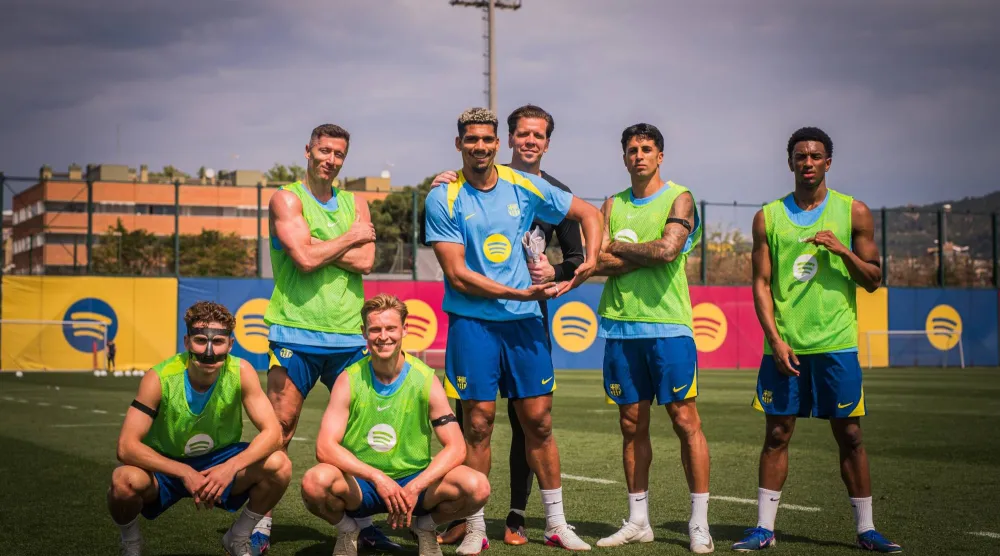 يسعى برشلونة إلى الاقتراب خطوة إضافية من الاحتفاظ بلقبه بطلاً للدوري الإسباني (نادي برشلونة)