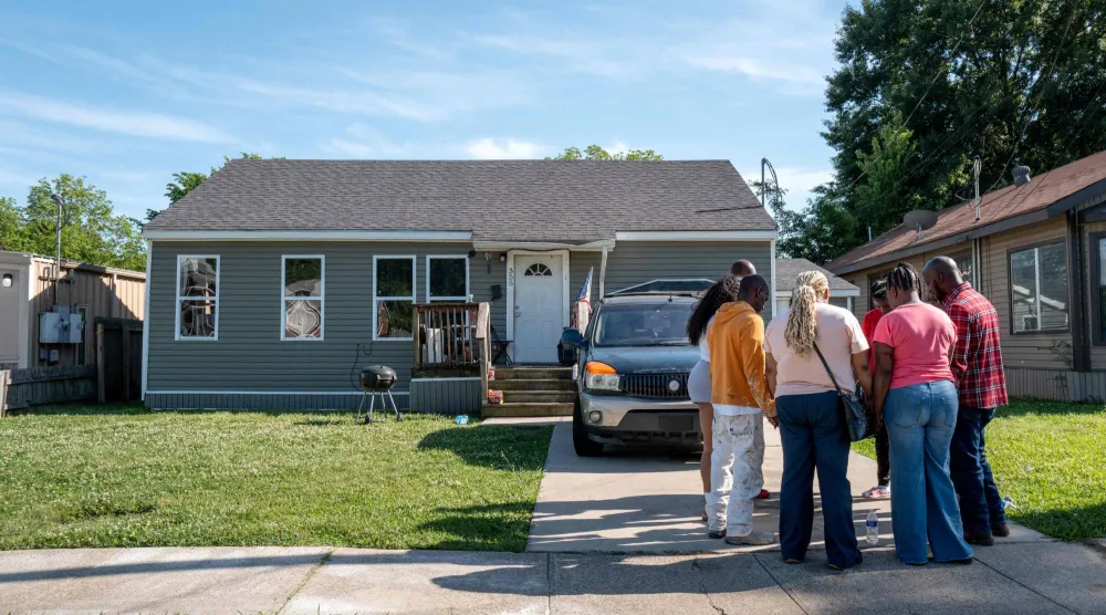 تجمعت عائلتا بو وإلكينز في شريفبورت بولاية لويزيانا (أ.ف.ب)