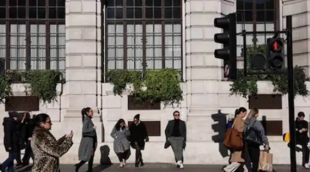 أشخاص يتنزهون في حي «سيتي أوف لندن» المالي (رويترز)