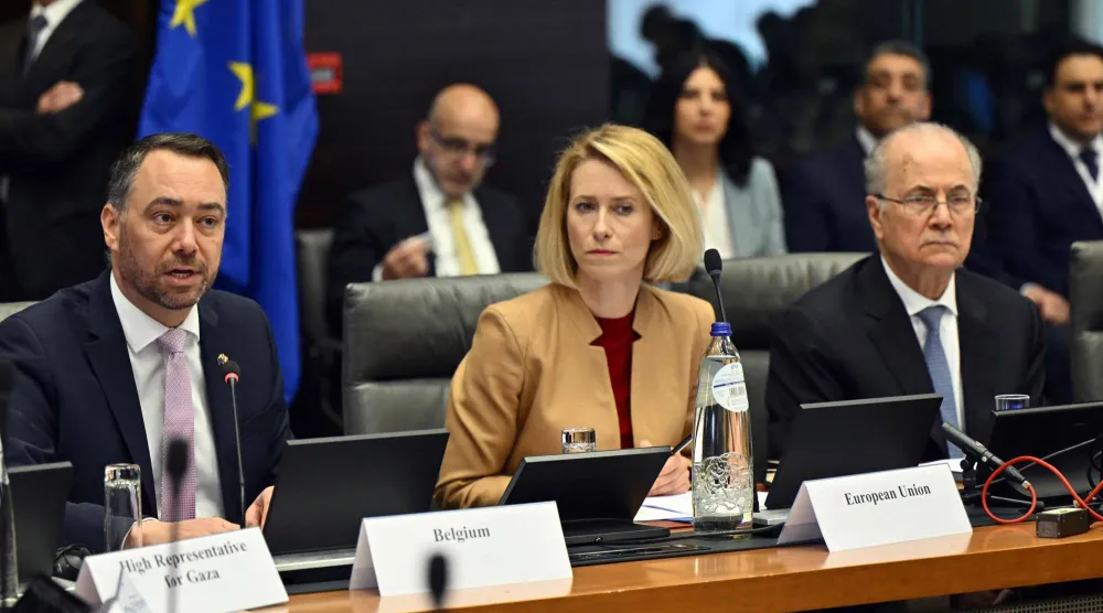 نائب رئيس الوزراء ووزير الخارجية البلجيكي ماكسيم بريفو (يسار) والممثلة العليا للاتحاد الأوروبي للشؤون الخارجية والسياسة الأمنية نائبة الرئيس كايا كالاس (وسط) ورئيس الوزراء الفلسطيني محمد مصطفى (يمين) خلال الاجتماع التاسع للتحالف العالمي لتنفيذ حل الدولتين ببروكسل (أ.ف.ب)