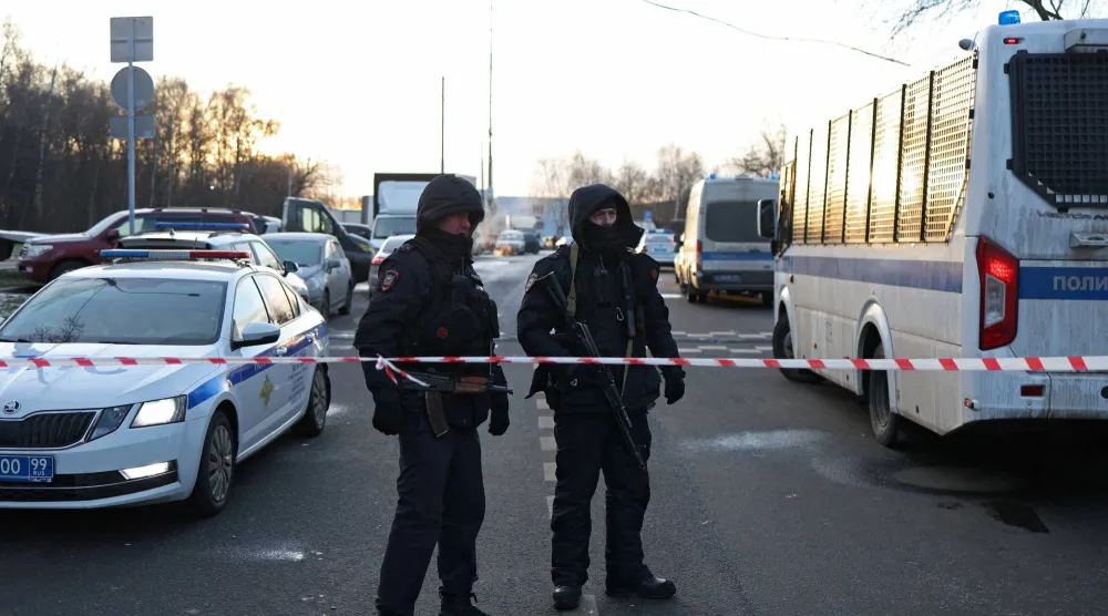 قوات الأمن الروسية تغلق طريقاً قرب موقع انفجار أودى بحياة شرطييْن وشخص آخر في موسكو 24 ديسمبر 2025 (رويترز)