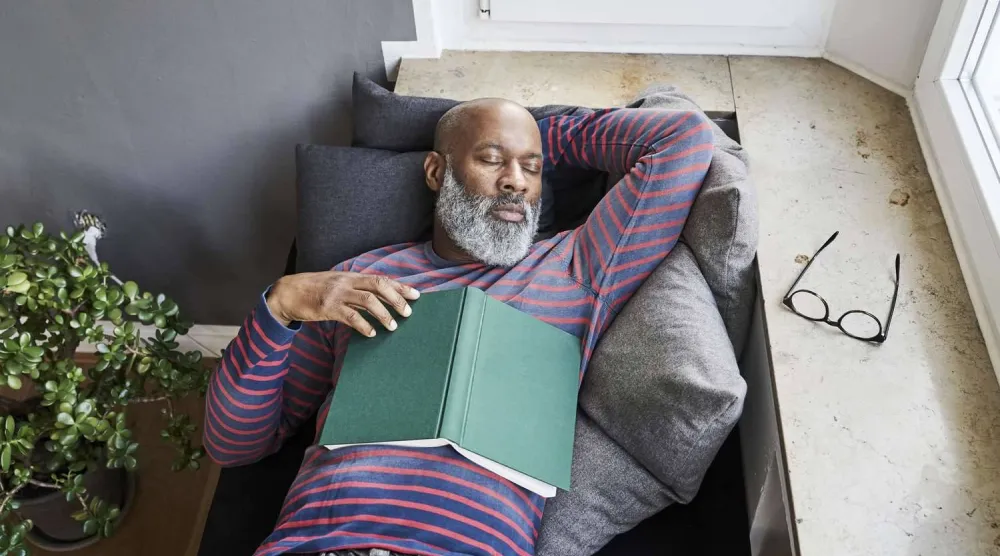 القيلولة هي فترة نوم قصيرة تؤخذ خلال النهار لاستعادة النشاط (موقع هيلث)