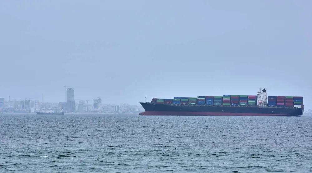 سفينة حاويات في مضيق هرمز (أ.ب)
