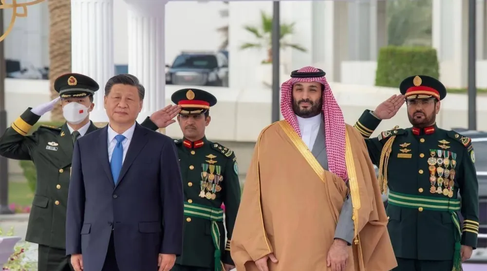 Suudi Arabistan Başbakanı ve Veliaht Prensi Muhammed bin Selman, Çin Devlet Başkanı Şi Cinping’i Suudi Arabistan ziyaretlerinden birinde kabul ederken (Arşiv – SPA)