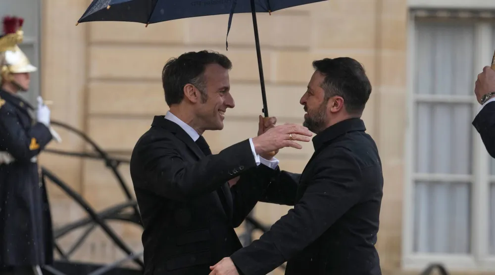 الرئيس الفرنسي إيمانويل ماكرون مستقبلاً نظيره الأوكراني فولوديمير زيلينسكي على مدخل قصر «الإليزيه» 13 مارس 2026 (أ.ب)