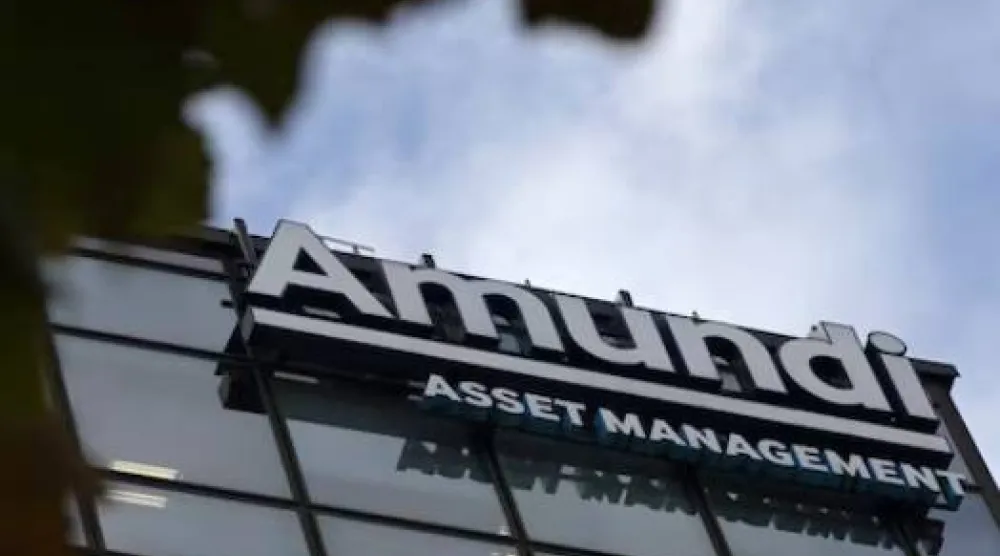 يظهر شعار شركة «أموندي» في مقرها الرئيسي بباريس (رويترز)