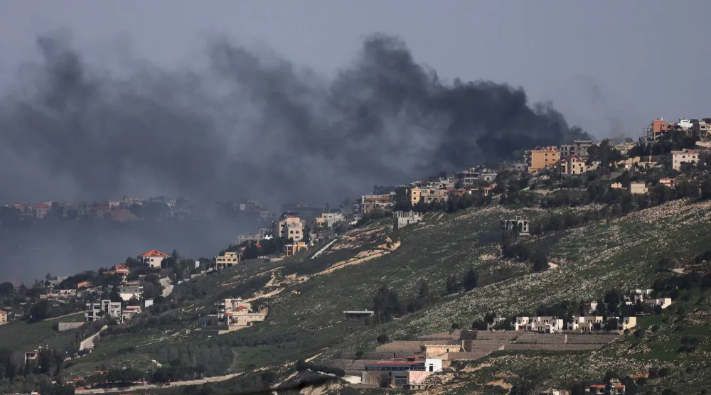 دخان يتصاعد من قرية الخيام اللبنانية القريبة من الحدود مع إسرائيل كما يُرى من شمال الدولة العبرية 18 مارس 2026 (رويترز)