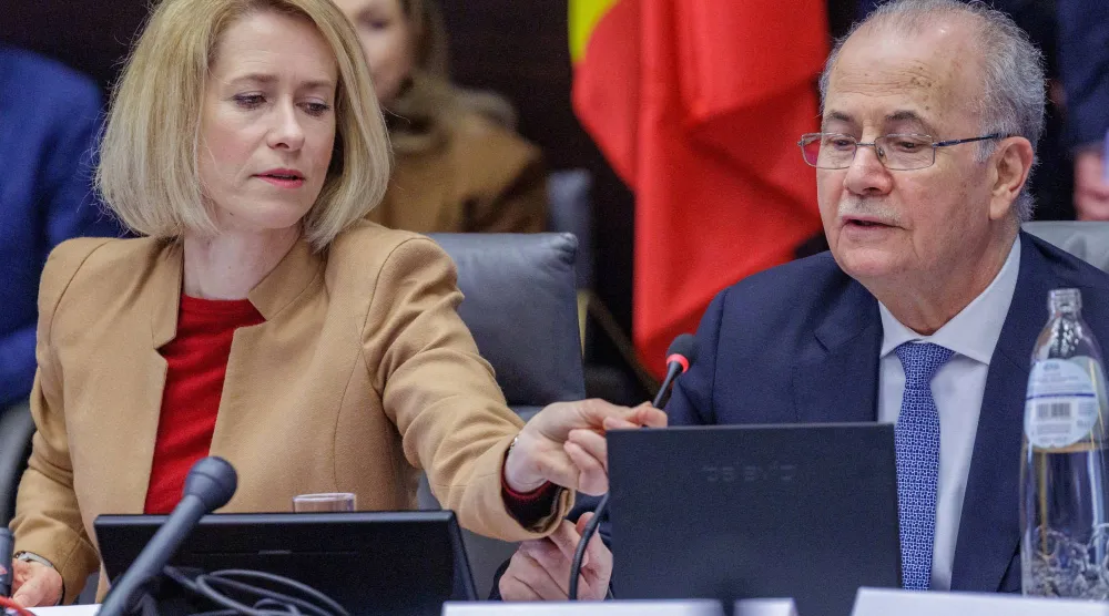 رئيس الوزراء الفلسطيني محمد مصطفى والممثلة العليا للاتحاد الأوروبي للشؤون الخارجية والسياسة الأمنية كايا كالاس خلال اجتماع للتحالف العالمي لتنفيذ حل الدولتين في بروكسل الاثنين (إ.ب.أ)