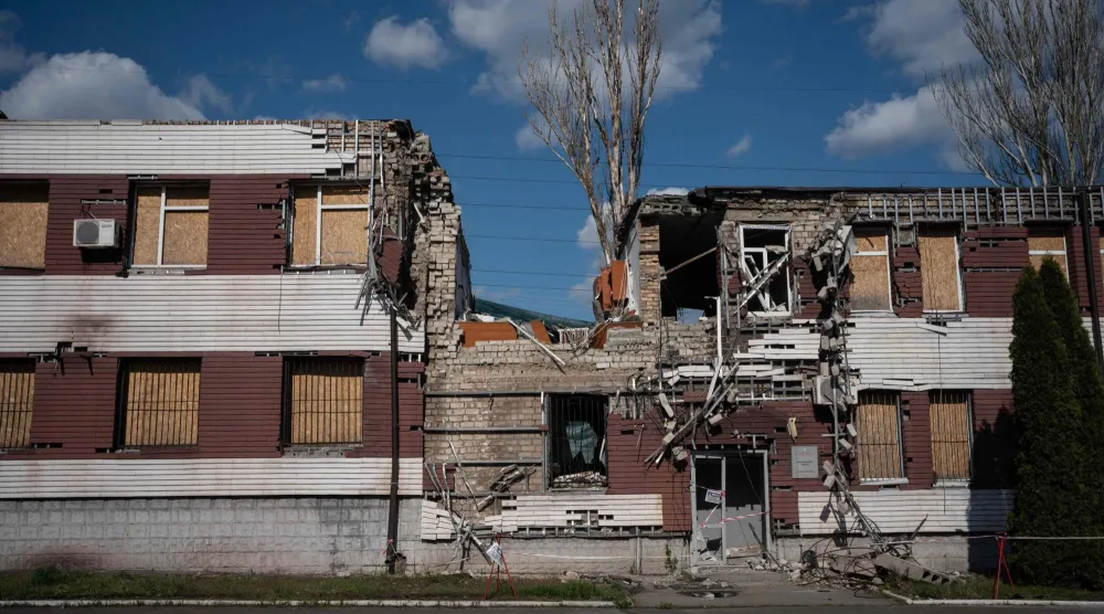 مبنى تضرر جرَّاء غارة جوية روسية على كريفي ريه بأوكرانيا يوم 14 أبريل 2026 وسط الغزو الروسي للبلاد (أ.ف.ب)