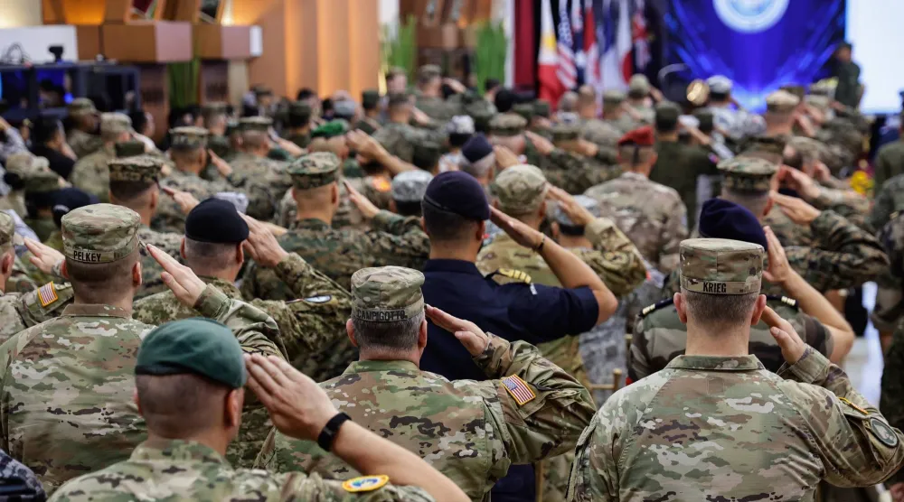 جنود يؤدون التحية العسكرية خلال حفل الإعلان عن بدء مناورات «باليكاتان» في مدينة كيوزون الفلبينية يوم الاثنين (إ.ب.أ)