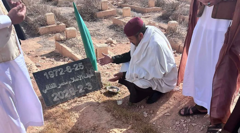 العجمي العتيري آمر كتيبة «أبوبكر الصديق» أمام قبر سيف الإسلام القذافي (صفحة العتيري على موقع «فيسبوك»)