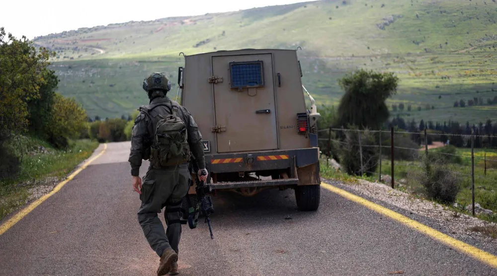 جندي إسرائيلي يقوم بدورية على طول الحدود الإسرائيلية اللبنانية... 10 أبريل 2026 (أ.ف.ب)