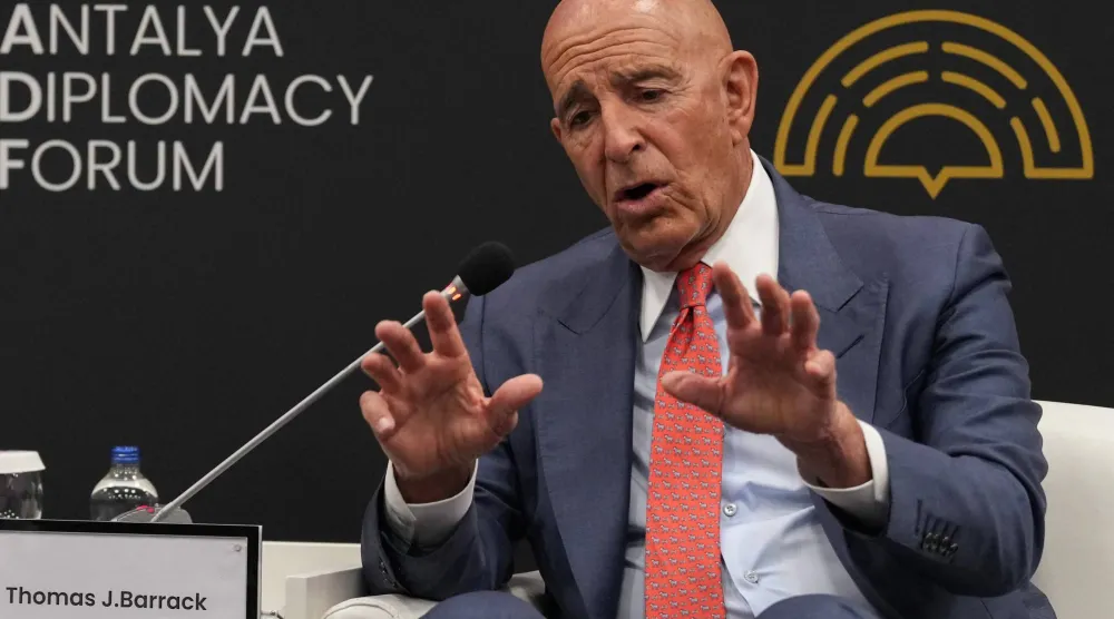 السفير الأميركي لدى تركيا توم برّاك فجّر غضباً واسعاً بسبب تصريحات بشأن الديمقراطية والعلاقات بإسرائيل (أ.ف.ب)