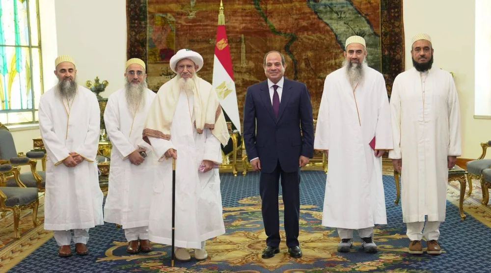 الرئيس المصري عبد الفتاح السيسي يستقبل سلطان طائفة البهرة مفضل سيف الدين وأنجاله يوم الاثنين (الرئاسة المصرية)