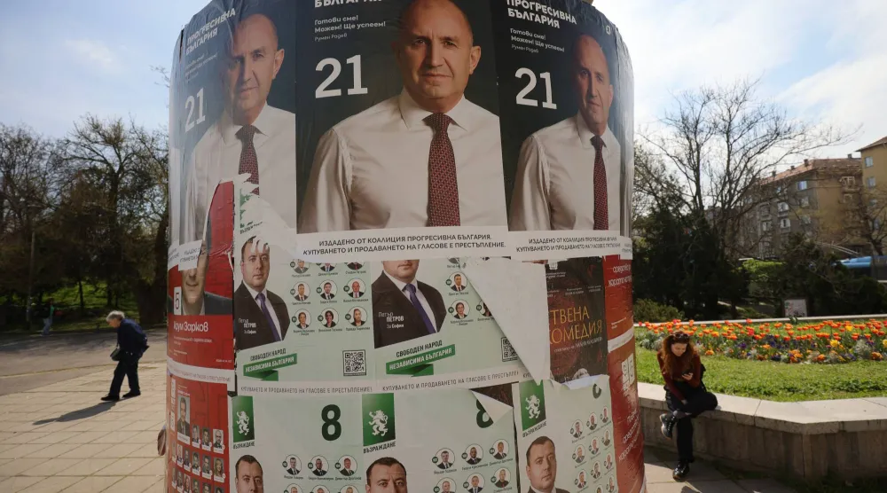 ملصقات انتخابية لرومين راديف في صوفيا الاثنين (أ.ب)
