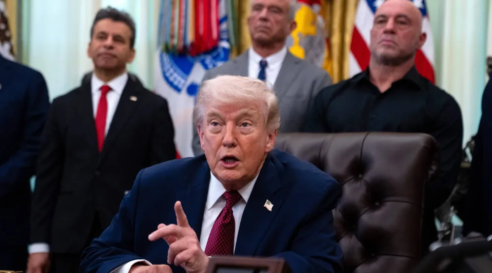 الرئيس الأميركي دونالد ترمب يتحدث خلال توقيع أمر تنفيذي بالبيت الأبيض في العاصمة واشنطن، 18 أبريل 2026 (إ.ب.أ)
