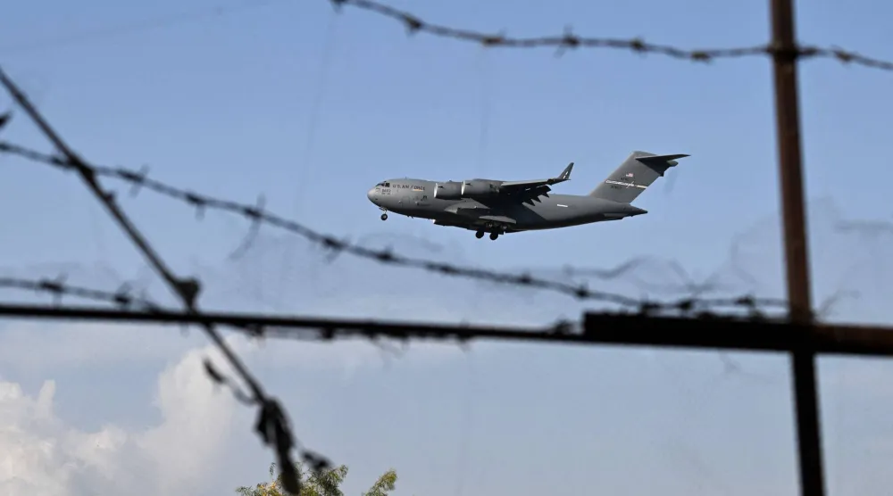 طائرة من طراز «بوينغ سي-17 إيه غلوبماستر» تابعة لسلاح الجو الأميركي تستعد للهبوط في قاعدة «نور خان» العسكرية الباكستانية في روالبندي الاثنين (أ.ف.ب)