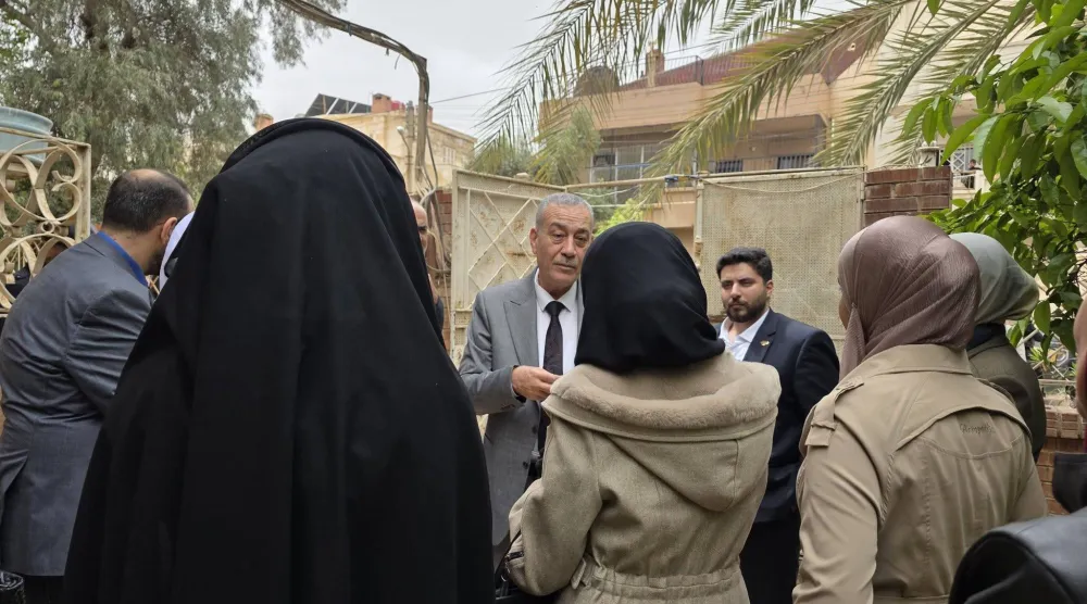 رئيس «الهيئة الوطنية للعدالة الانتقالية» مع الأهالي في دير الزور بعد تسلم المبنى الخاص (حساب الهيئة)