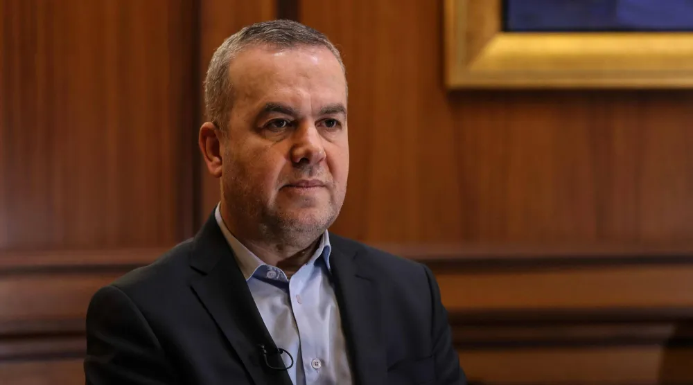 النائب عن «حزب الله» حسن فضل الله خلال مقابلة مع صحافي من «وكالة الصحافة الفرنسية» في البرلمان اللبناني في بيروت... لبنان 20 أبريل 2026 (أ.ف.ب)