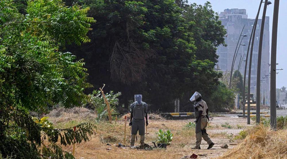 طواقم إزالة الألغام تمشط العاصمة السودانية (أ.ف.ب)