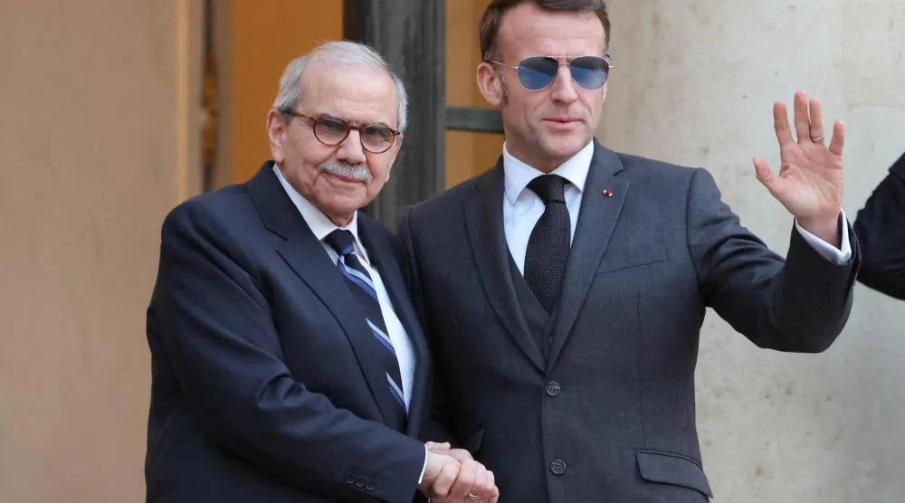 ماكرون وسلام على مدخل قصر الإليزيه في باريس الجمعة (أ.ف.ب)